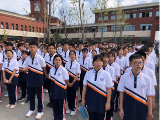 1_奋勇拼搏谱青春，磨砺意志筑军魂  ror体育师范大学附属中学2025届新生军训开营(1)695.png